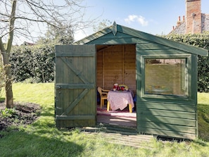 Outdoor dining - 4 bedroom accommodation in Blakeney (Blakeney)