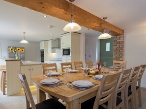 Dining - 5 bedroom accommodation in East Barkwith, near Market Rasen (East Barkwith, near Market Rasen)