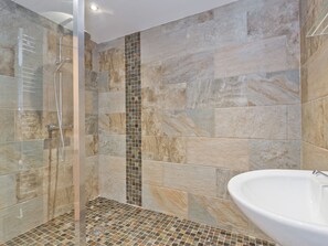 Towels - 5 bedroom accommodation in East Barkwith, near Market Rasen (East Barkwith, near Market Rasen)