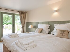 5 bedrooms, free WiFi, bed sheets - 5 bedroom accommodation in East Barkwith, near Market Rasen (East Barkwith, near Market Rasen)