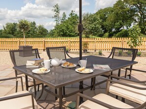 Outdoor dining - 5 bedroom accommodation in East Barkwith, near Market Rasen (East Barkwith, near Market Rasen)