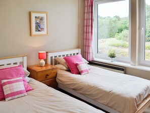 3 bedrooms, free WiFi, bed sheets - 3 bedroom accommodation in Coverack, near Helston (Coverack, near Helston)