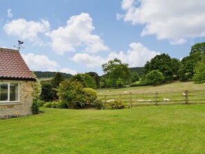 Property grounds - 2 bedroom accommodation in Knayton, near Thirsk (Knayton, near Thirsk)