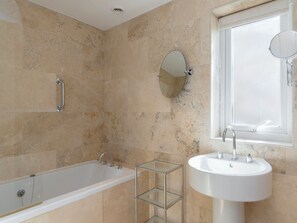 Towels - Quaint cottage, tastefully decorated and only five minutes’ walk from Alnmouth. (Alnmouth, near Alnwick)