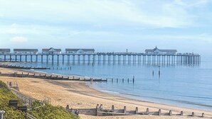 A pier extending into calm waters with beach access and a clear sky. - 2 bedroom accommodation in Halesworth (Halesworth)