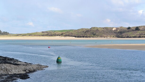 A coastal landscape with a sandy beach, calm water, and a green buoy with "SLOW SPEED" text. - 3 bedroom accommodation in Padstow (Padstow)