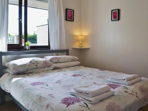 3 bedrooms, free WiFi, bed sheets - 3 bedroom accommodation in Benllech (Benllech)