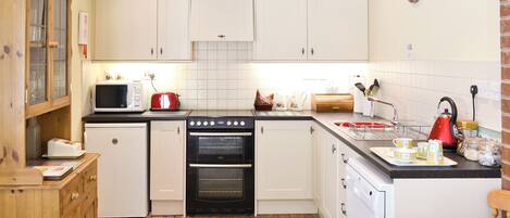 Astianpesukone, syöttötuoli, pakastin