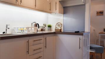 Cookware/dishes/utensils