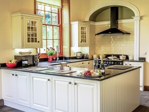 Dishwasher, high chair, freezer - The Farmhouse at Gradbach (Gradbach near Buxton)