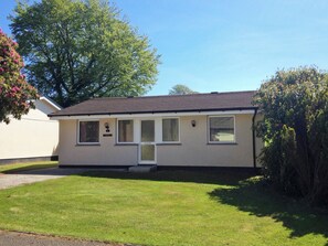 A single-story building with a flat roof, a front door, and three windows. - 2 bedroom accommodation in Liskeard (Liskeard)