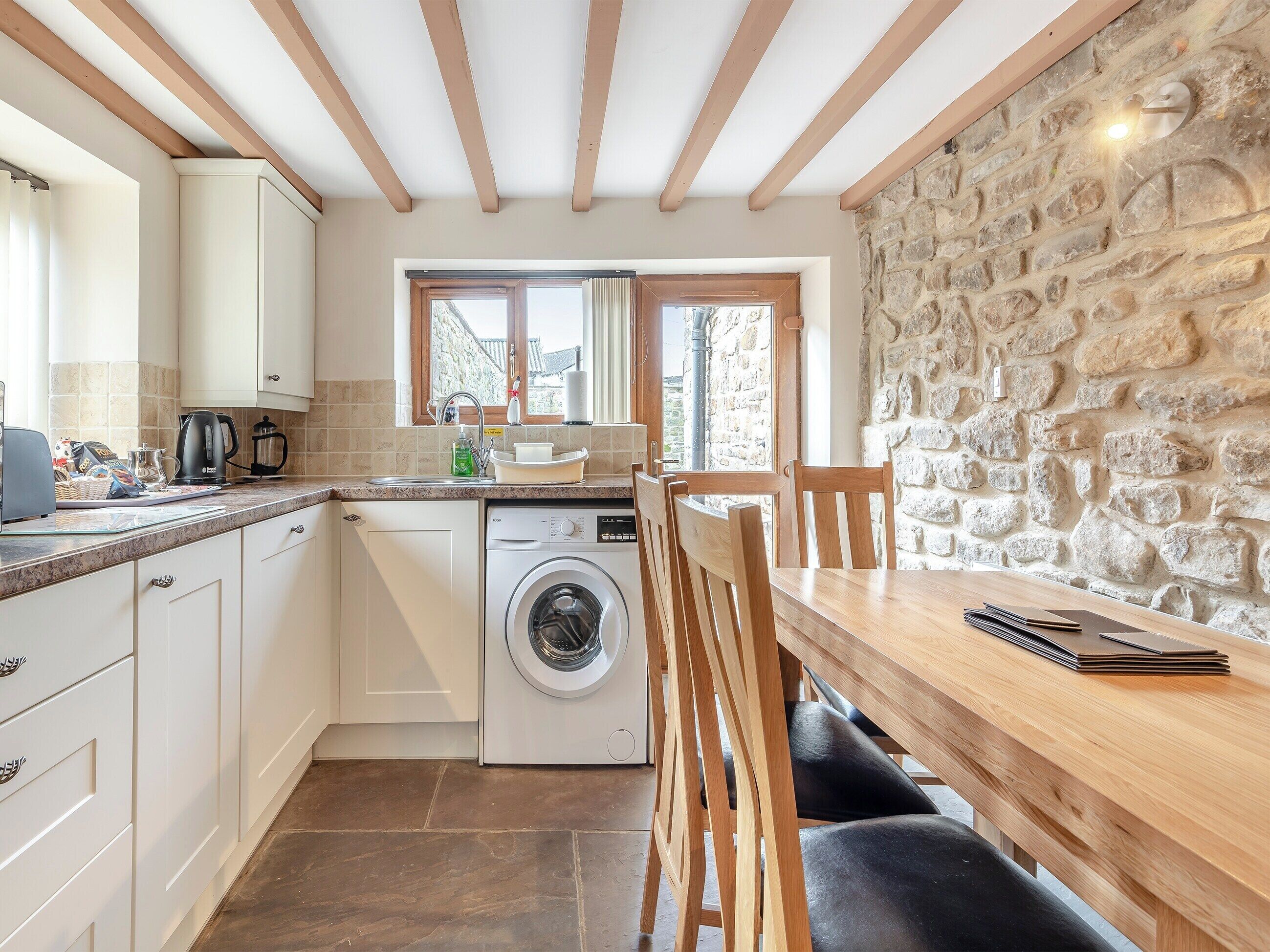 Oppvaskmaskin, høy barnestol, kjøkkenutstyr og fryser