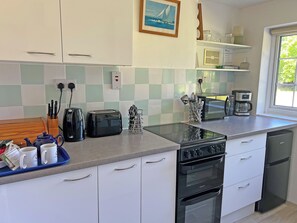 Private kitchen - Commonwealth Cottage (Iron Acton, near Bristol)