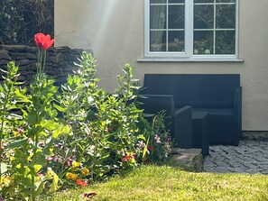 Terrace/patio - Commonwealth Cottage (Iron Acton, near Bristol)