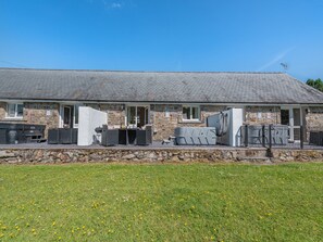 Terrace/patio - Explore charming market towns in this wonderful area. (Llandeilo)