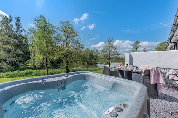 Hot tub | Wren Cottage - Maesydderwen Holiday Cottages, Llandeilo