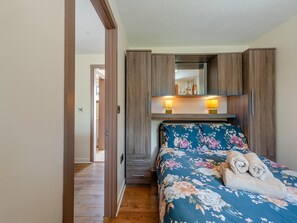 2 bedrooms, free WiFi, bed sheets - Explore charming market towns in this wonderful area. (Llandeilo)