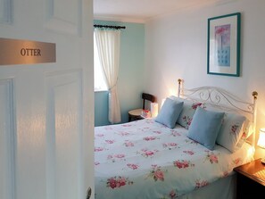 3 bedrooms, free WiFi, bed sheets - 3 bedroom accommodation in Hoveton, near Wroxham (Hoveton, near Wroxham)