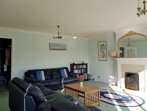 TV - 3 bedroom accommodation in Hoveton, near Wroxham (Hoveton, near Wroxham)