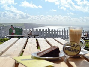 Outdoor dining - Cliff Railway Apartment (Aberystwyth)