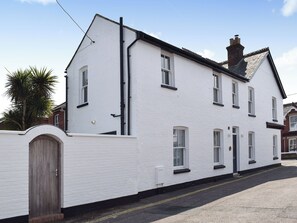 Exterior - 3 bedroom accommodation in Yarmouth (Yarmouth)