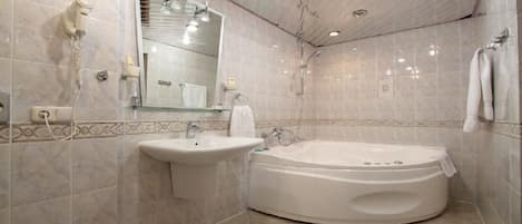 Appartement exécutif, 1 grand lit, non-fumeur | Salle de bain | Baignoire, articles de toilette (gratuits), séchoir à cheveux