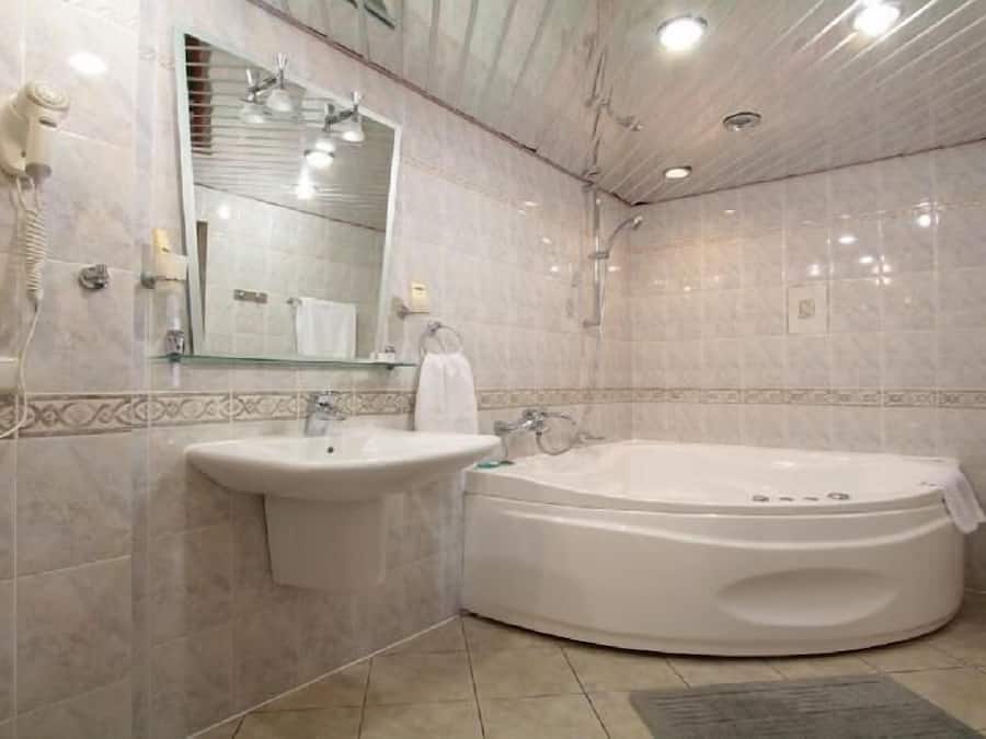 Executive Apartment, 1 Queen Bed, Non Smoking | Bathroom | Bathtub, free toiletries, hair dryer, towels