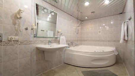 Executive Apartment, 1 Queen Bed, Non Smoking | Bathroom | Bathtub, free toiletries, hair dryer, towels. 40 Let Pobedy Hotel