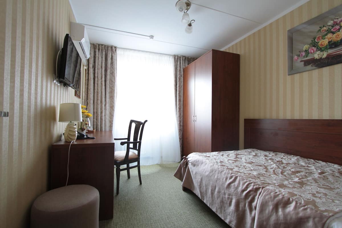 Superior Single Room, 1 Large Single Bed, Non Smoking | Premium bedding, in-room safe, laptop workspace, blackout curtains