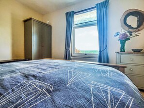 2 bedrooms, WiFi (free), bed sheets