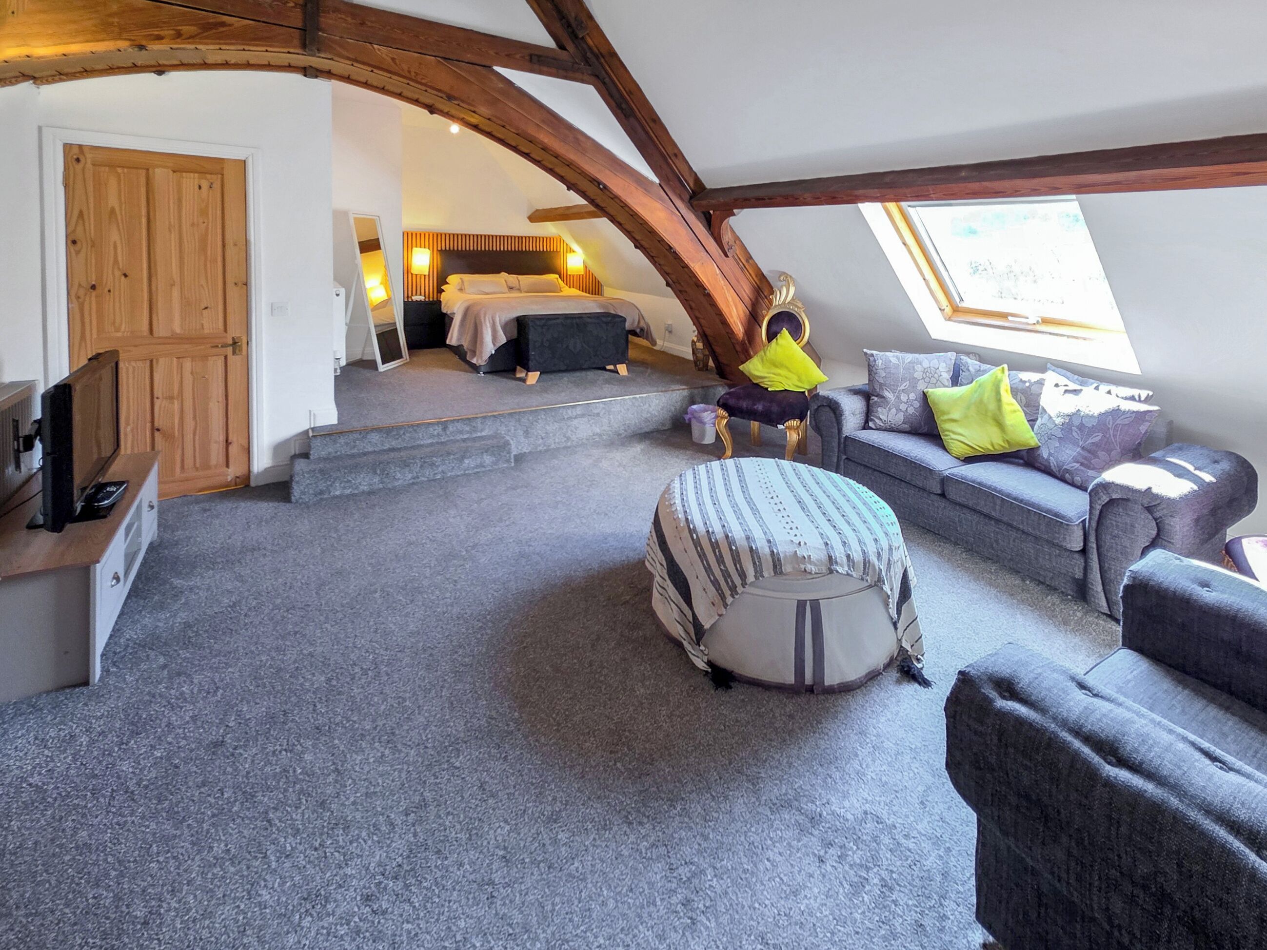 5 多间卧室、免费 WiFi、床单