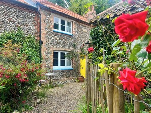 Outdoor dining - 2 bedroom accommodation in Stiffkey (Stiffkey)