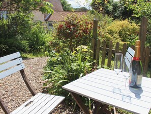 Outdoor dining - 2 bedroom accommodation in Stiffkey (Stiffkey)