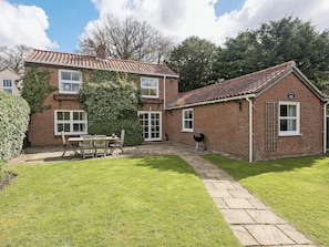 Outdoor dining - 4 bedroom accommodation in Coltishall (Coltishall)