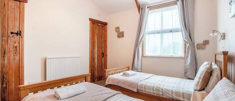 3 bedrooms, free WiFi, bed sheets, wheelchair access