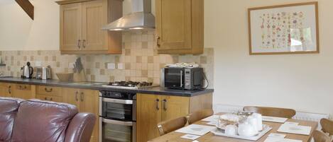 食器洗い機、ハイチェア、調理器具と食器、冷凍庫