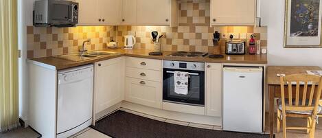 Lave-vaisselle, batterie de cuisine, vaisselle et ustensiles