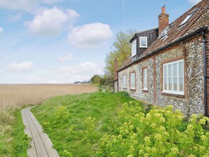 Property grounds - 5 bedroom accommodation in Brancaster (Brancaster)