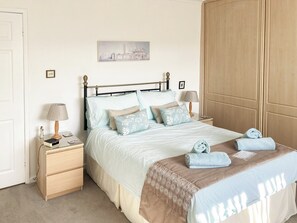 2 bedrooms, free WiFi, bed sheets - 2 bedroom accommodation in Seahouses (Seahouses)