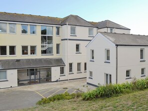 Un immeuble à plusieurs étages, doté d’un toit plat et de grandes fenêtres.