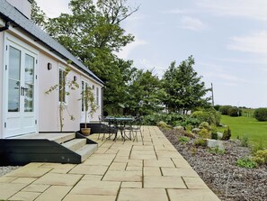 Outdoor dining - 2 bedroom accommodation in Clachan near Tarbert (Clachan near Tarbert)