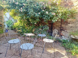 Outdoor dining - 4 bedroom accommodation in Cleobury Mortimer, near Ludlow (Cleobury Mortimer, near Ludlow)