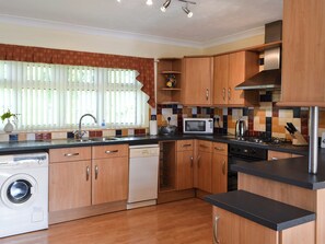 Dishwasher, highchair, cookware/dishes/utensils, freezer - 3 bedroom accommodation in Frosterley (Frosterley)