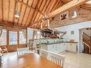 Dining - 3 bedroom accommodation in Arlingham, near Frampton-on-Severn (Arlingham, near Frampton-on-Severn)