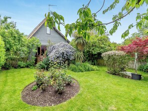 Property grounds - 2 bedroom accommodation in Woodbridge (Woodbridge)