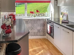 Lavavajillas, trona infantil y utensilios de cocina