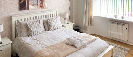 3 bedrooms, WiFi (free), bed sheets