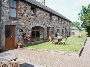 Outdoor dining - 2 bedroom accommodation in Alston (Alston)
