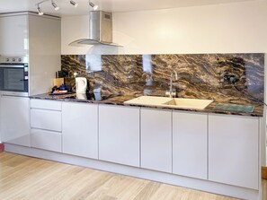 Cookware/dishes/utensils - 2 bedroom accommodation in Alston (Alston)