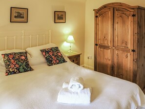 4 bedrooms, free WiFi, bed sheets - 4 bedroom accommodation in Newtonmore, near Aviemore (Newtonmore, near Aviemore)